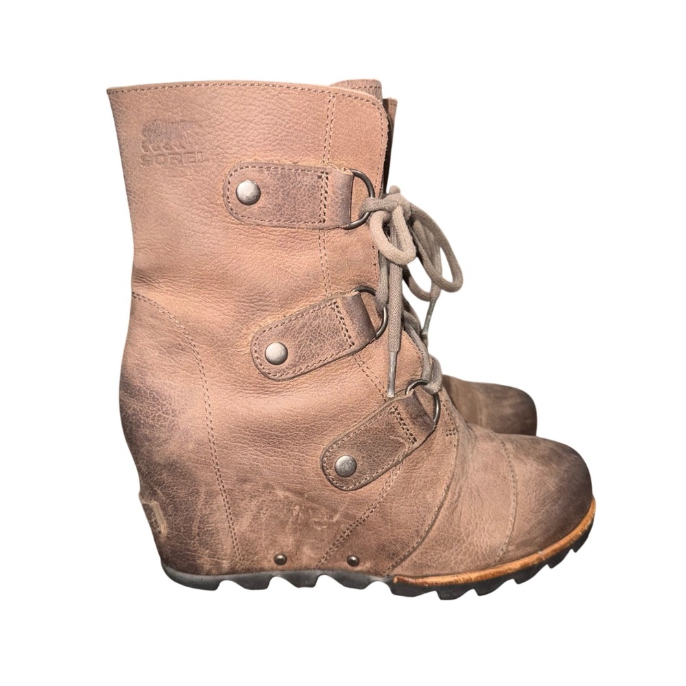 Sorel Joan of Arctic Wedge Mid Taupe Leather Boots Moto Gorpcore rugged moto 6
